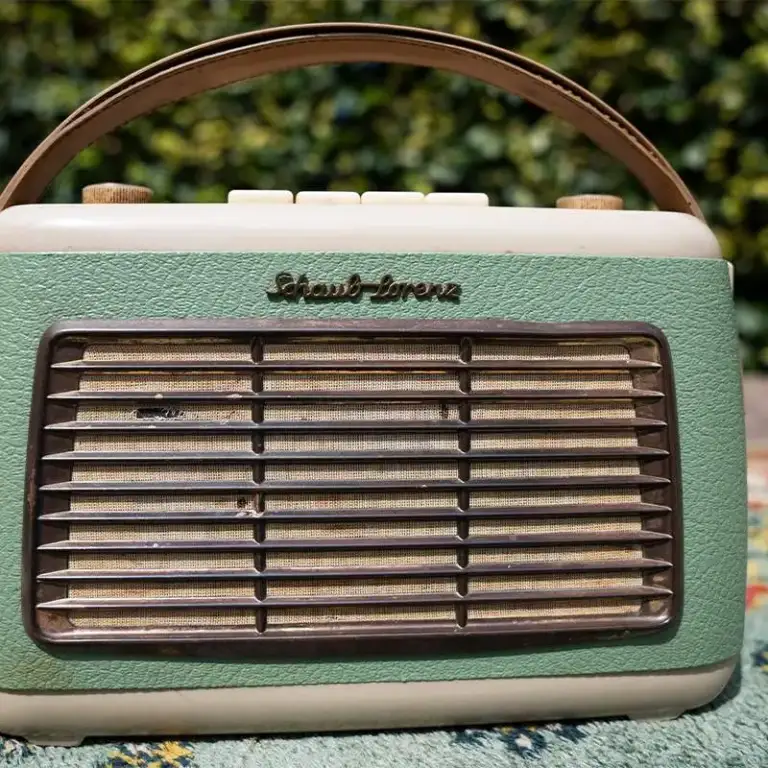 Retro radio
